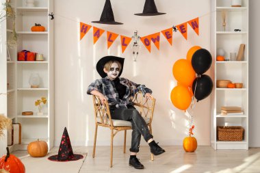 Küçük çocuk Cadılar Bayramı 'nı evde kutluyor.