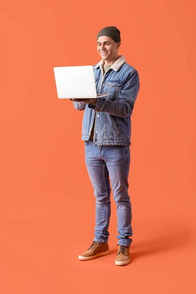 Young Man Winter Clothes Laptop Orange Background — Stock Photo, Image