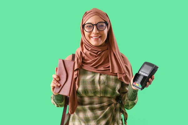 Starší Muslimská Žena Peněženkou Platební Terminál Zeleném Pozadí — Stock fotografie