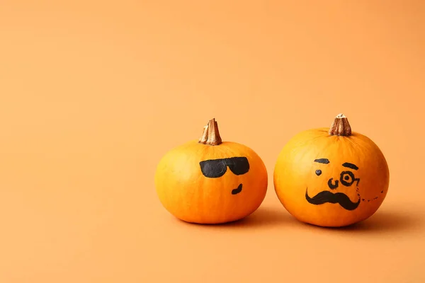 Αστείες Κολοκύθες Halloween Ζωγραφισμένα Πρόσωπα Πορτοκαλί Φόντο — Φωτογραφία Αρχείου