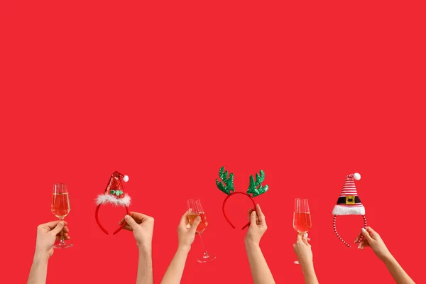Mensen Met Hoofdhoepels Een Glas Champagne Een Rode Achtergrond Nieuwjaarsviering — Stockfoto