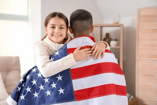 Little Girl Hugging Her Father Usa Flag Home Veterans Day — Stock Photo, Image