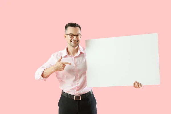 Glücklicher Junger Geschäftsmann Zeigt Auf Leeres Plakat Auf Rosa Hintergrund — Stockfoto
