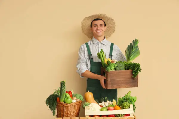 Agricultor Masculino Atrás Balcão Com Legumes Fundo Bege — Fotografia de Stock
