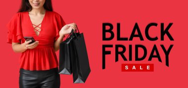 Alışveriş çantalı, cep telefonlu ve mesajlı güzel bir kadın. Kara Cuma indirimi kırmızı arka planda.