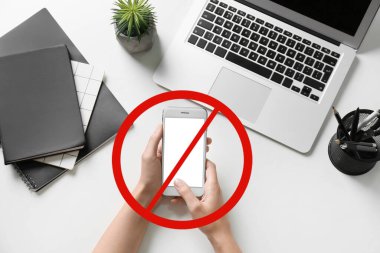 Arka planda dur işareti olan cep telefonu tutan bir kadın. Bölünme Günü Yok