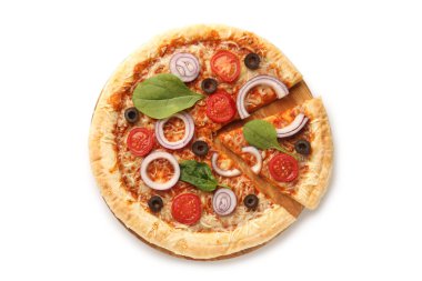 Beyaz arka planda fesleğenli ve domatesli lezzetli pizza.