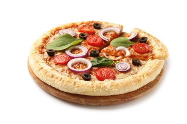Beyaz arka planda fesleğenli ve domatesli lezzetli pizza.