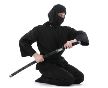 Beyaz arka planda kılıç taşıyan erkek ninja.