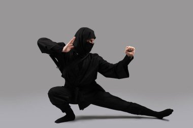 Gri arkaplanda erkek ninja
