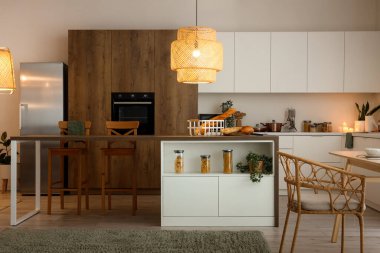 Ada masası ve parlayan lambaları olan modern mutfak.