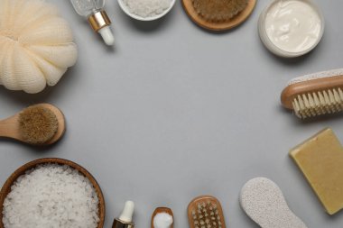 Gri arkaplanda farklı banyo malzemelerinden yapılmış çerçeve, yakın plan.