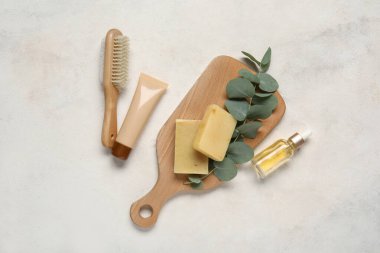 Kozmetik ürünleri, masaj fırçası ve okaliptüs arkaplan üzerine kompozisyon