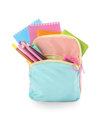 Beyaz arkaplanda kırtasiye malzemesi olan renkli okul çantası