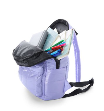 Beyaz arkaplanda kırtasiye malzemesi olan şık okul çantası