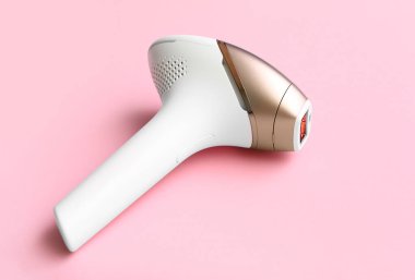 Pembe arka planda modern fotoepilatör