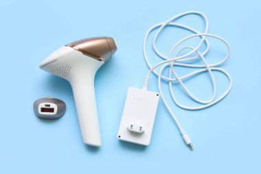 Mavi arkaplanda modern fotoepilatör için şarj ve eklenti