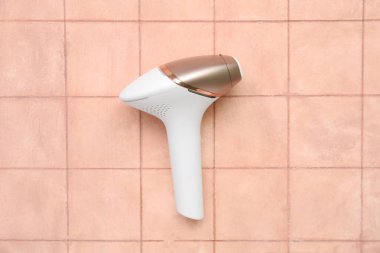 Pembe kaplama üzerine modern fotoepilatör