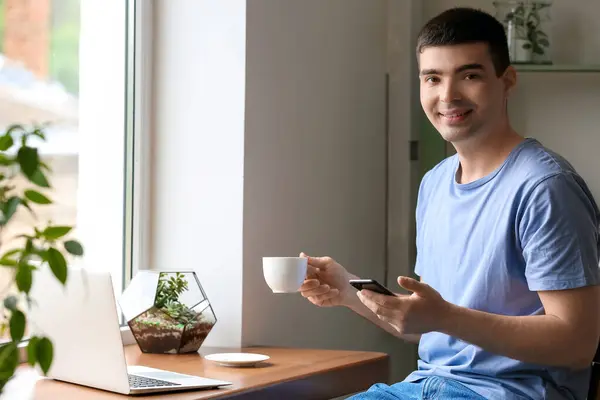 Young Man Smartphone Coffee Window — Stock Photo, Image