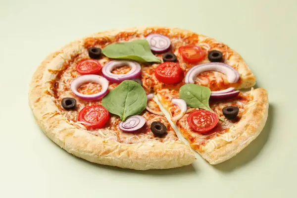 Lekkere Pizza Met Basilicum Tomaten Groene Achtergrond — Stockfoto