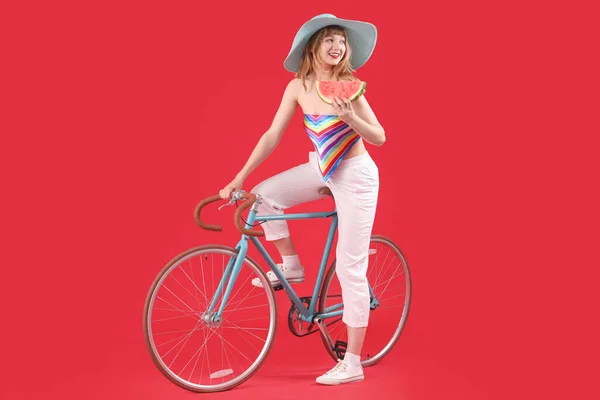 빨간색 배경에 신선한 수박과 자전거와 — 스톡 사진