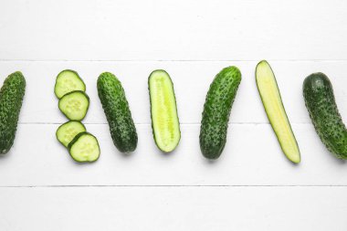 Beyaz ahşap zemin üzerinde taze salatalık