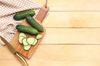 Ahşap zemin üzerinde taze salatalıklar olan tahta.