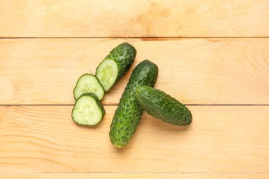 Ahşap zemin üzerinde taze salatalıklar