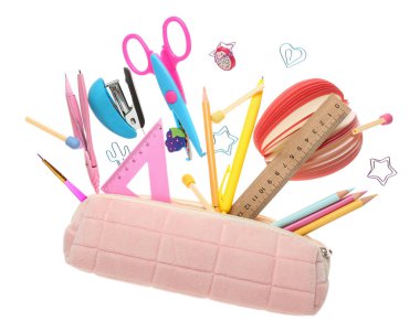 Beyaz zemin üzerinde kırtasiye malzemesi olan uçan kalem kutusu