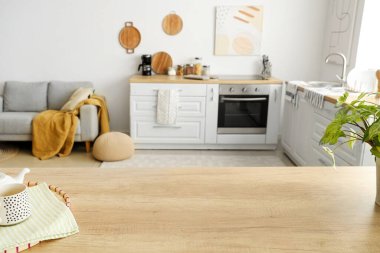 Hafif mutfakta ahşap masa, yakın plan.