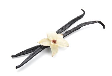 Aromatik vanilya çubukları ve beyaz arka plan üzerinde çiçek