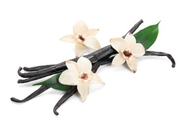 Aromatik vanilya çubukları ve beyaz arka plan üzerinde çiçekler