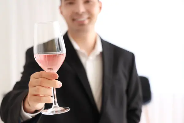 Junger Sommelier Mit Einem Glas Rosa Wein Der Küche Nahaufnahme — Stockfoto
