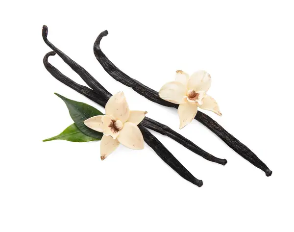Aromatik Vanilya Çubukları Beyaz Arka Plan Üzerinde Çiçekler — Stok fotoğraf