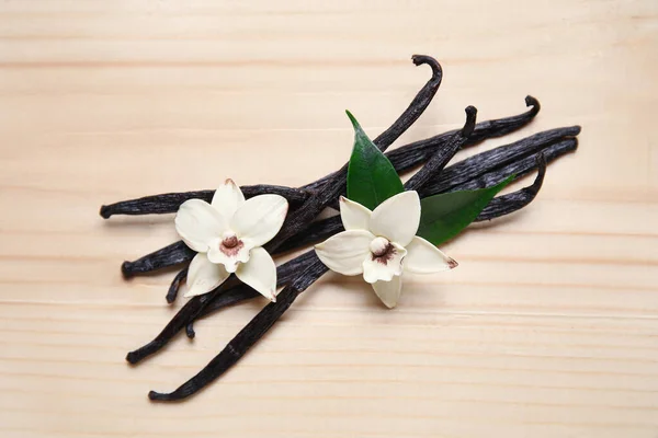 Ahşap Arka Planda Aromatik Vanilya Çubukları Çiçekler — Stok fotoğraf