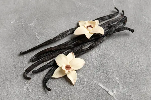 Aromatik Vanilya Çubukları Gri Arkaplanda Çiçekler — Stok fotoğraf