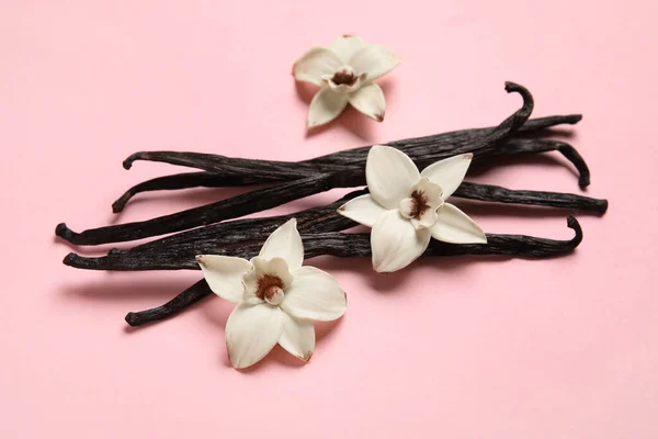 Aromatik Vanilya Çubukları Pembe Arka Planda Çiçekler — Stok fotoğraf