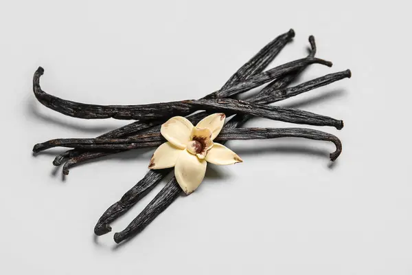 Aromatik Vanilya Çubukları Gri Arka Plan Üzerinde Çiçek — Stok fotoğraf