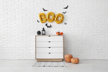 Salondaki hafif tuğlalı duvardaki balonlardan yapılmış mesaj bülteni.