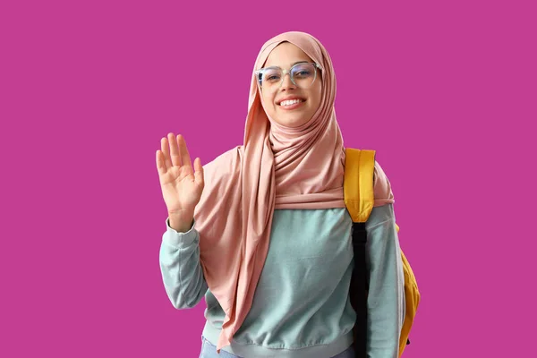 Mladý Muslim Student Mává Rukou Fialovém Pozadí — Stock fotografie