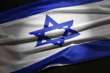 Koyu arkaplanda İsrail bayrağı, yakın plan