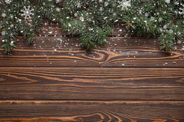 Güzel Noel ağacı dalları ve ahşap zemin üzerinde kar, yazı için yer, üst görünüm