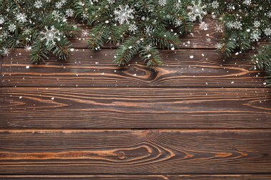 Güzel Noel ağacı dalları ve ahşap zemin üzerinde yazı için yeri olan kar.