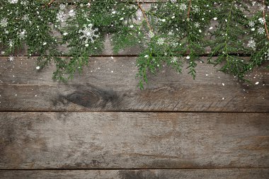 Noel ağacı dalları ve ahşap zemin üzerinde kar ve metin için boşluk