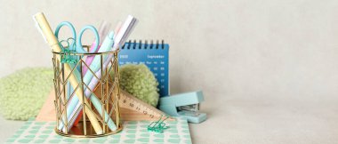 Metin için alanı olan hafif arkaplan üzerindeki okul kırtasiyesi 