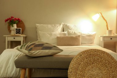 Geceleri yatak odasındaki yumuşak bankta yastık