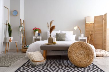 Hafif yatak odasının içi yumuşak bank ve masalarla dolu.