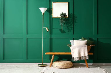 Ahşap bankı ve lambası olan şık bir oda.