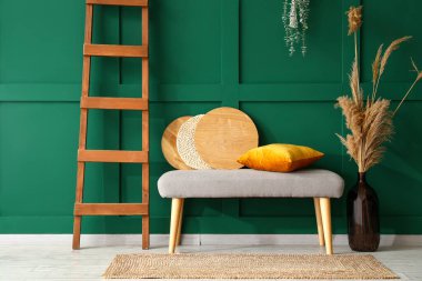 Yumuşak bank ve merdiveni olan şık bir oda.