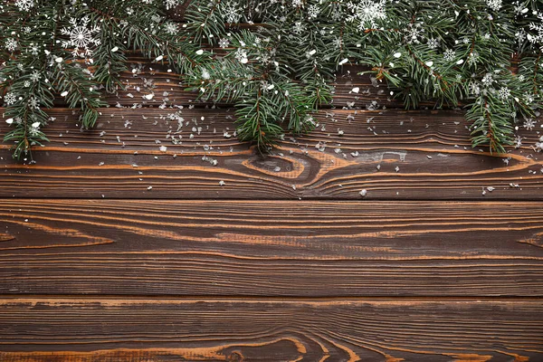 Güzel Noel ağacı dalları ve ahşap zemin üzerinde kar, yazı için yer, üst görünüm